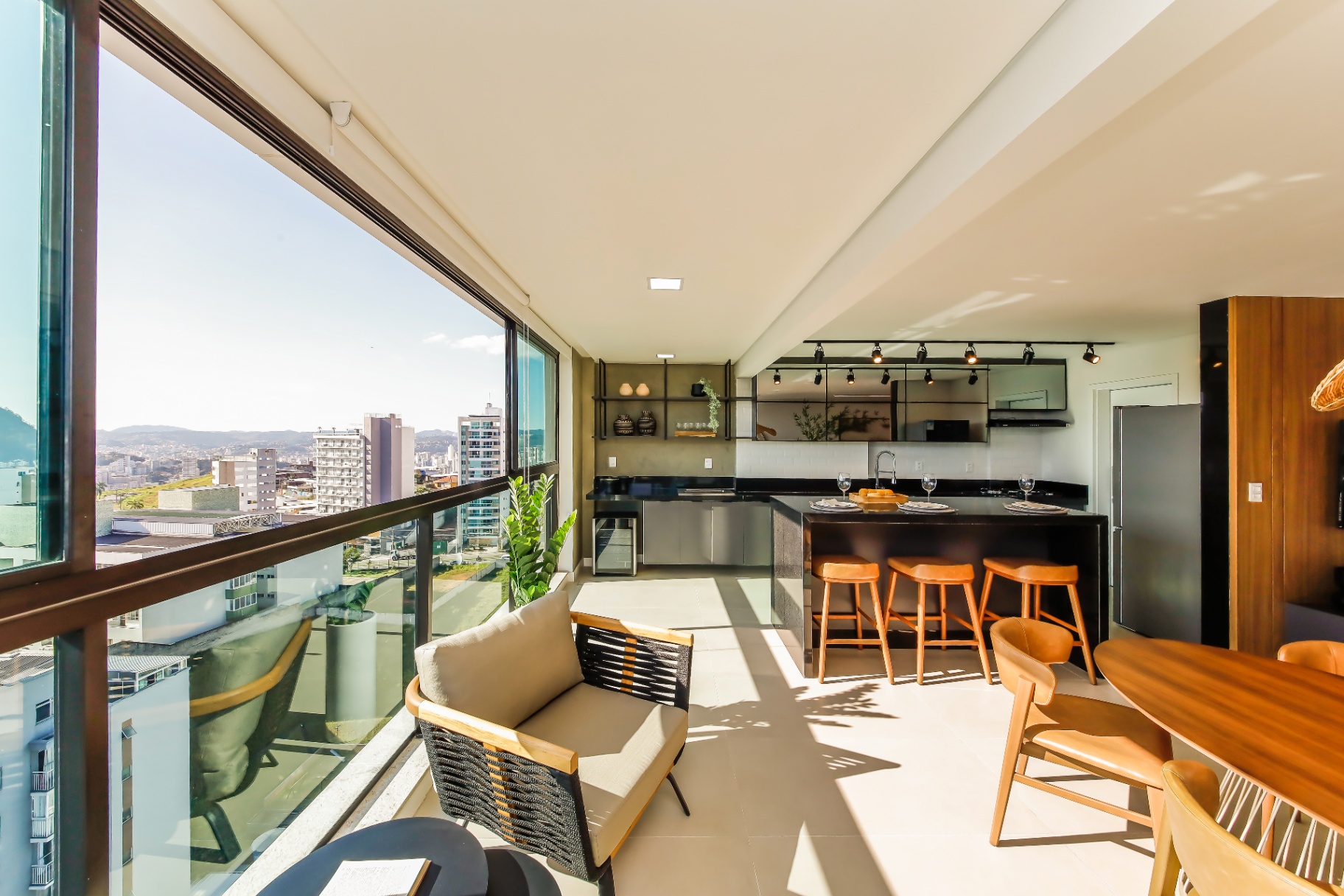 Espaço gourmet do decorado com banquetas e vista da cidade