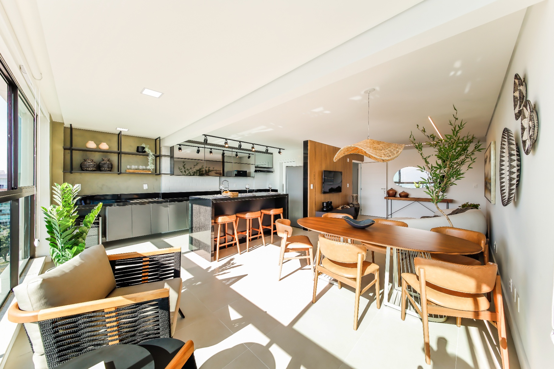 Varanda gourmet decorada com mesa de jantar e churrasqueira