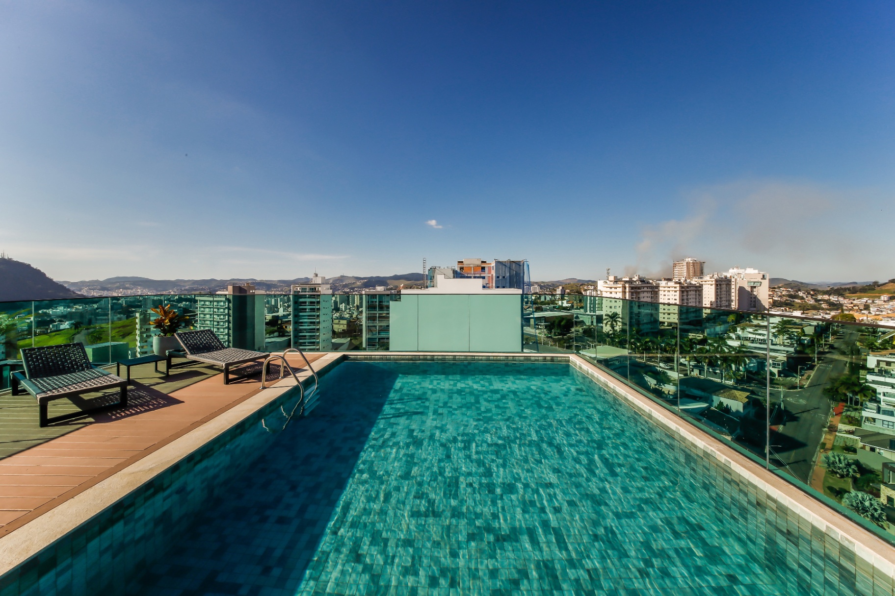 Vista panorâmica da piscina sobre a Zona Sul de Juiz de Fora
